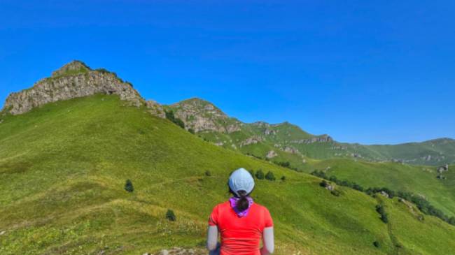 Lunch stop with a magnificent view on top of Haghartsin Mound | Gesine Cheung