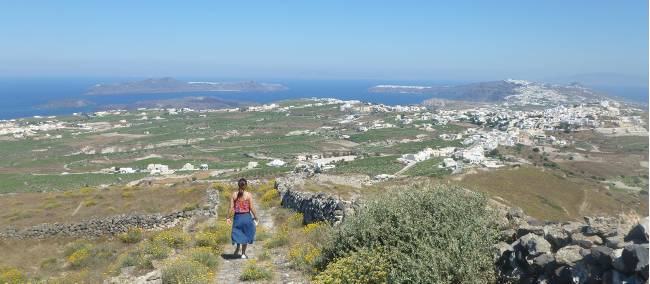 Hiking the trails on Santorini in the Greek Islands | Hetty Schuppert