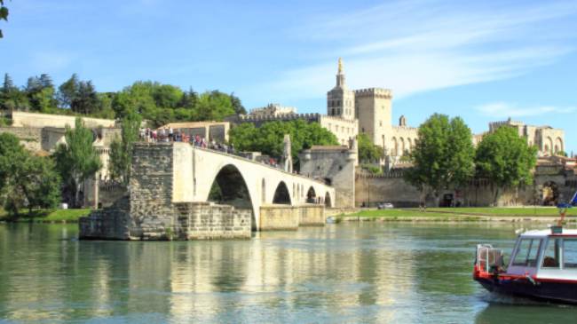 Discover beautiful Avignon in Provence